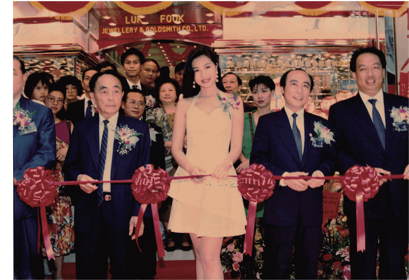 於香港北角開設首間「六福珠寶」零售店